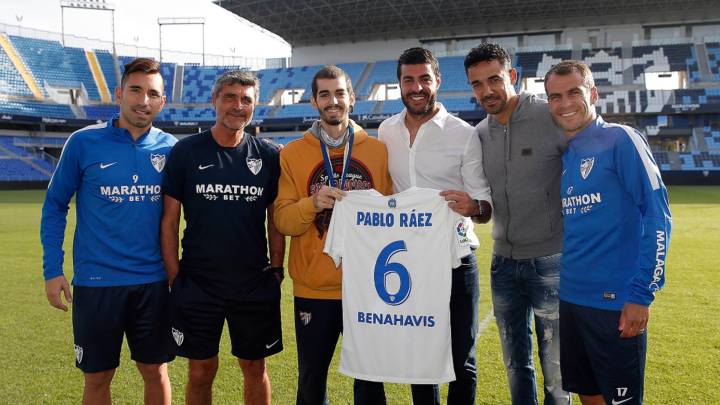 Pablo Ráez visita el entrenamiento del Málaga CF en La Rosaleda. Twitter @MalagaCF