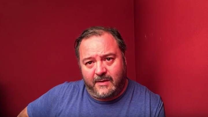 El director y actor de cine porno Torbe sobre un fondo rojo en uno de sus vídeos de Youtube.