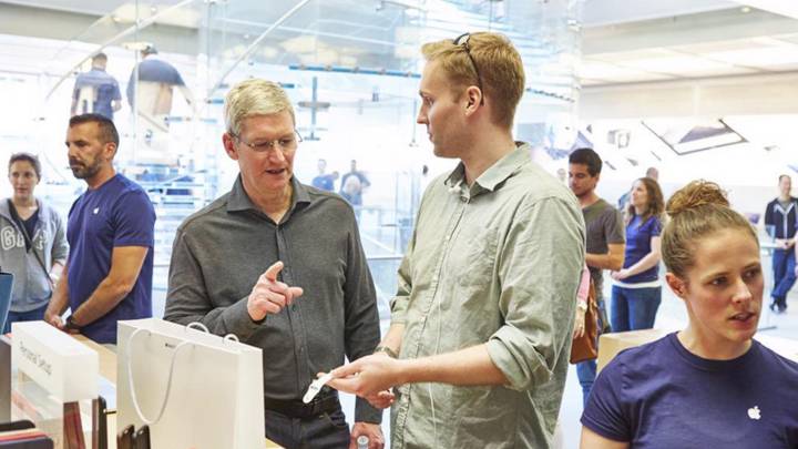 Tim Cook en una de tienda de Apple de Boston. Twitter @tim_cook