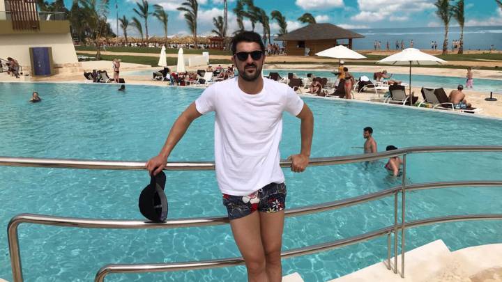 David Villa en bañador posando junto a la piscina del hotel en el que se aloja en Punta Cana (República Dominicana).