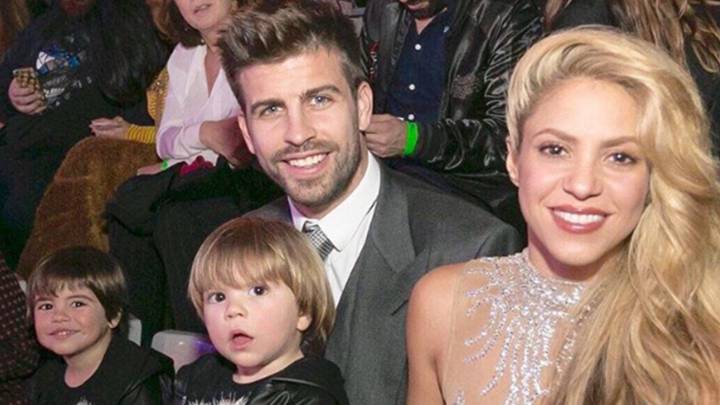 Shakira, Gerard Piqué, y sus hijos, Milan y Sasha en los 40 Music Awards. Instagram @shakira