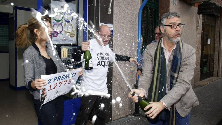 Unos agraciados celebran su premio en la Lotería de Navidad 2016 Gordo