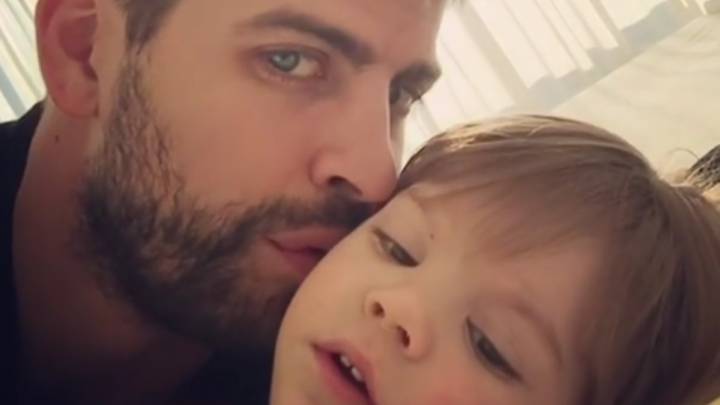 Gerard Piqué besando a su hijo Sasha. Instagram @3gerardpique