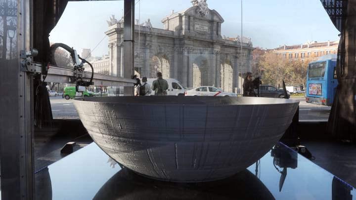 La Estrella de la Muerte de Star Wars junto a la Puerta de Alcalá de Madrid