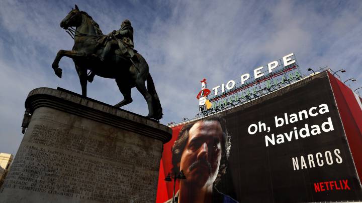 Cartel de la serie de Netflix 'Narcos' en la Puerta del Sol de Madrid.