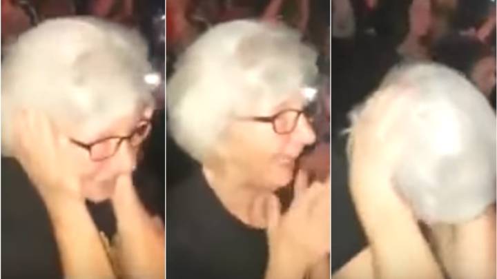 La abuela inglesa durante el concierto de Robbie WIlliams en Manchester.