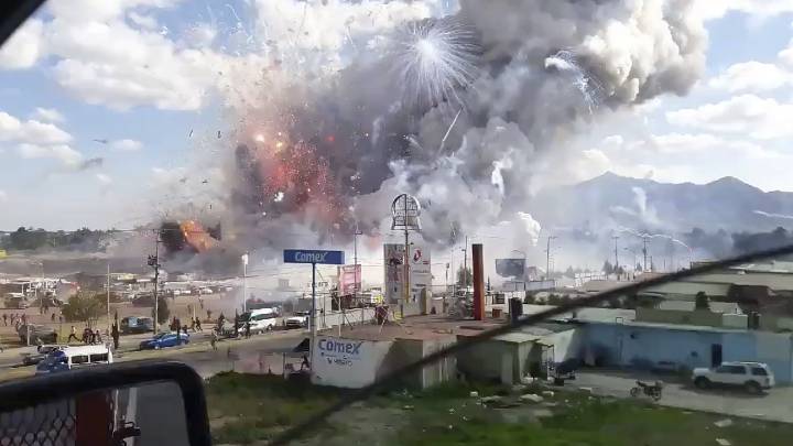Momento de las explosiones en el mercado de pirotecnia de México