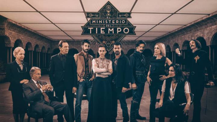Los protagonistas del Ministerio del Tiempo, uno de ellos cantó dos veces el Premio Gordo de la Lotería de Navidad. Foto Twitter