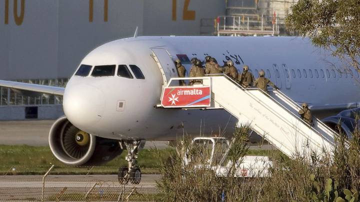El momento del final del secuestro del avión libio en Malta