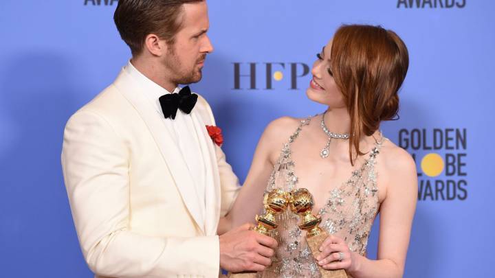 Ryan Gosling y Emma Stone con sus estatuillas de los Globos de Oro.
