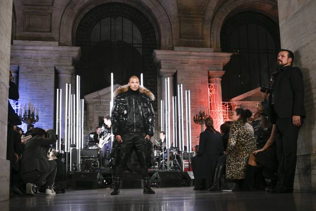 Jeremy Meeks en pleno desfile para Philipp Plein en la New York Fashion Week
