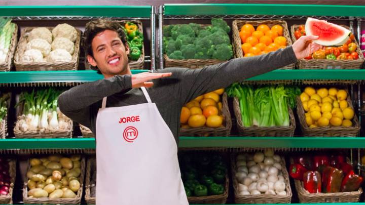 Jorge Brazalez sosteniendo una sandía en una imagen de MasterChef.