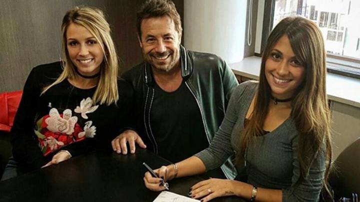 Antonella Roccuzzo y Sofía Balbi, las parejas de Messi y Suárez, firmando un acuerdo empresarial con Ricky Sarkany, el CEO de la firma de moda argentina Sarkany. Foto Instagram