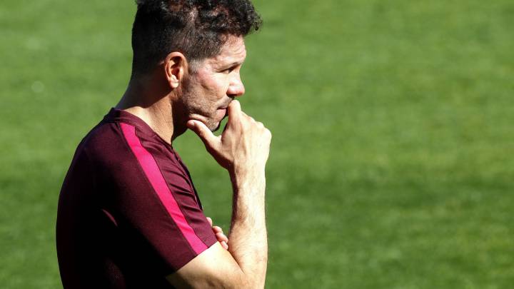 Diego Pablo Simeone sobre el césped durante un entrenamiento del Atlético de Madrid.