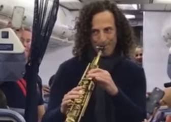 Kenny G improvisa un concierto solidario en un avión