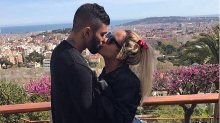 Gabigol y la hermana de Neymar muestran su amor en Barcelona