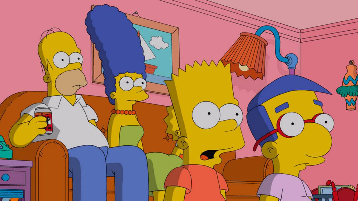 Fotograma de Los Simpson en el salón de la casa viendo la televisión.