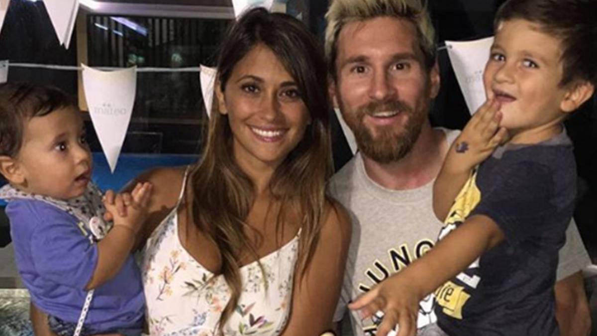 Lionel Messi y Antonella Roccuzzo junto a sus hijos en una fiesta de cumpleaños.