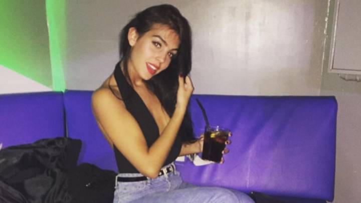 Georgina Rodríguez tomando una copa en un bar. Foto Instagram @georginagio