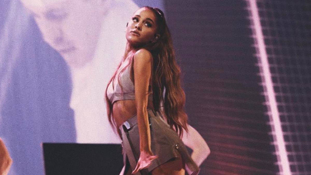La cantante Ariana Grande durante una actuación en una imagen de Instagram.