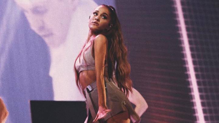 La cantante Ariana Grande durante una actuación en una imagen de Instagram.