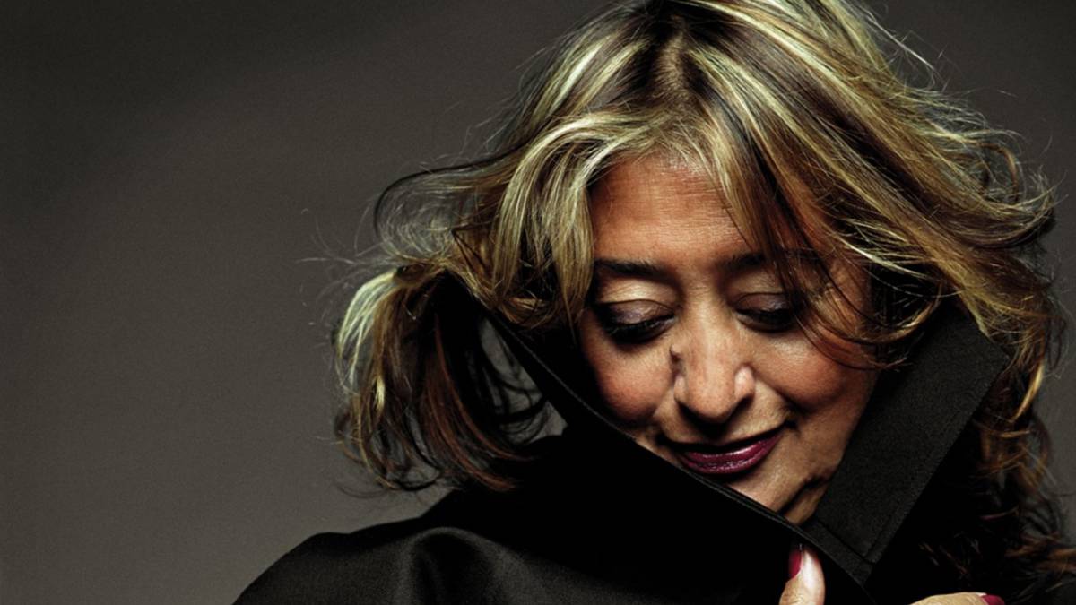 La arquitecta Zaha Hadid sobre un fondo gris.
