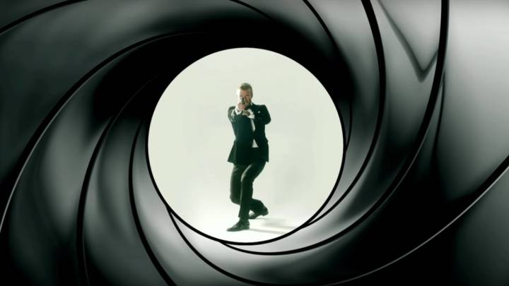 David Beckham imitando a James Bond en un sketch protagonizado junto a James Corden.