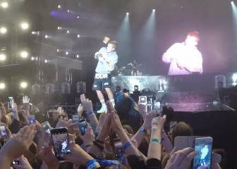 Lanzan una botella a Justin Bieber por no querer cantar Despacito
