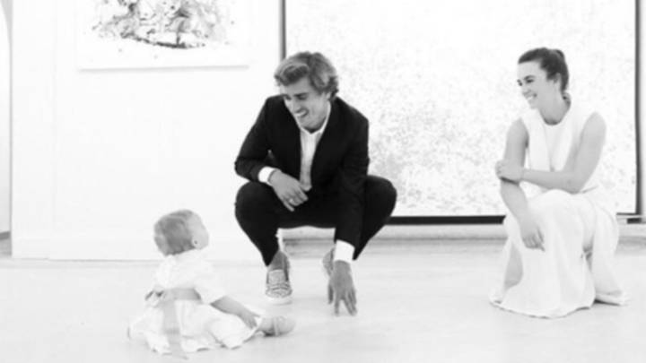 Antoine Griezmann, Erika Chopenera y su hija Mía. Foto Instagram @antogriezmann