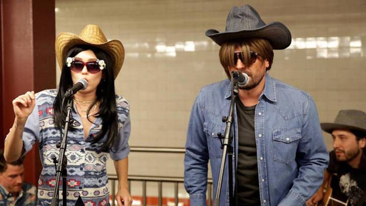 Miley Cyrus y Jimmy Fallon cantan de incógnito en el metro. Imagen: redes sociales