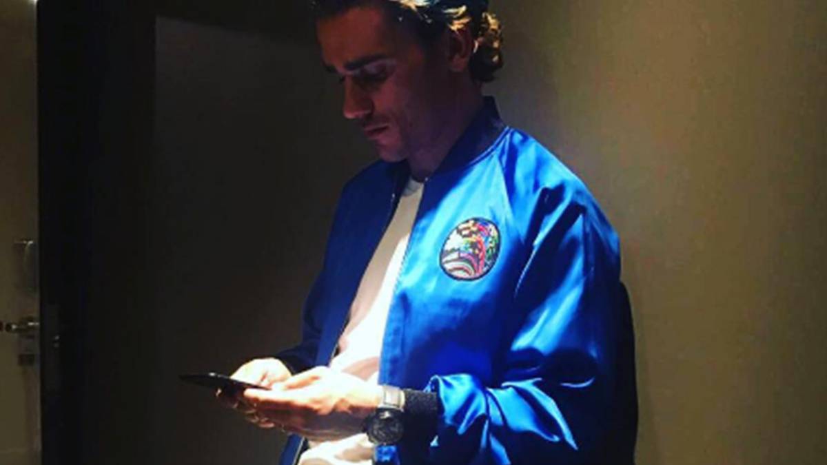 Antoine Griezmann luciendo pelo azul en una de sus fotos de Instagram.