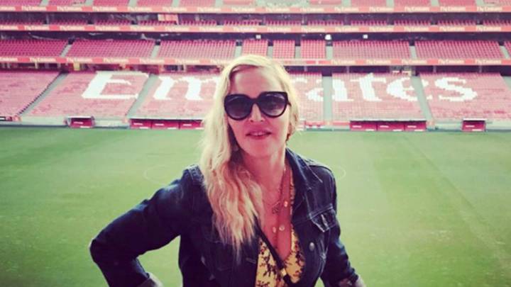 Madonna posa en el Estádio da Luz de Lisboa en una foto de Instagram.