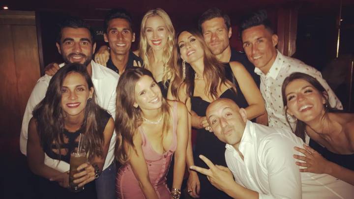 La fiesta de Xabi Alonso por su retiro