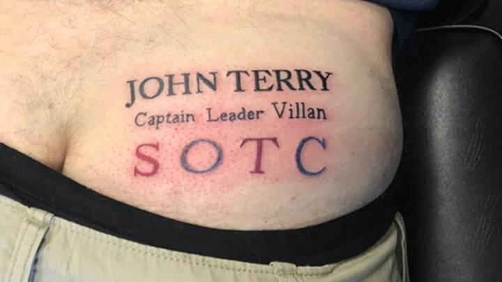 El trasero del fan del Aston Villa que se tatuó el nombre de John Terry tras perder una apuesta.