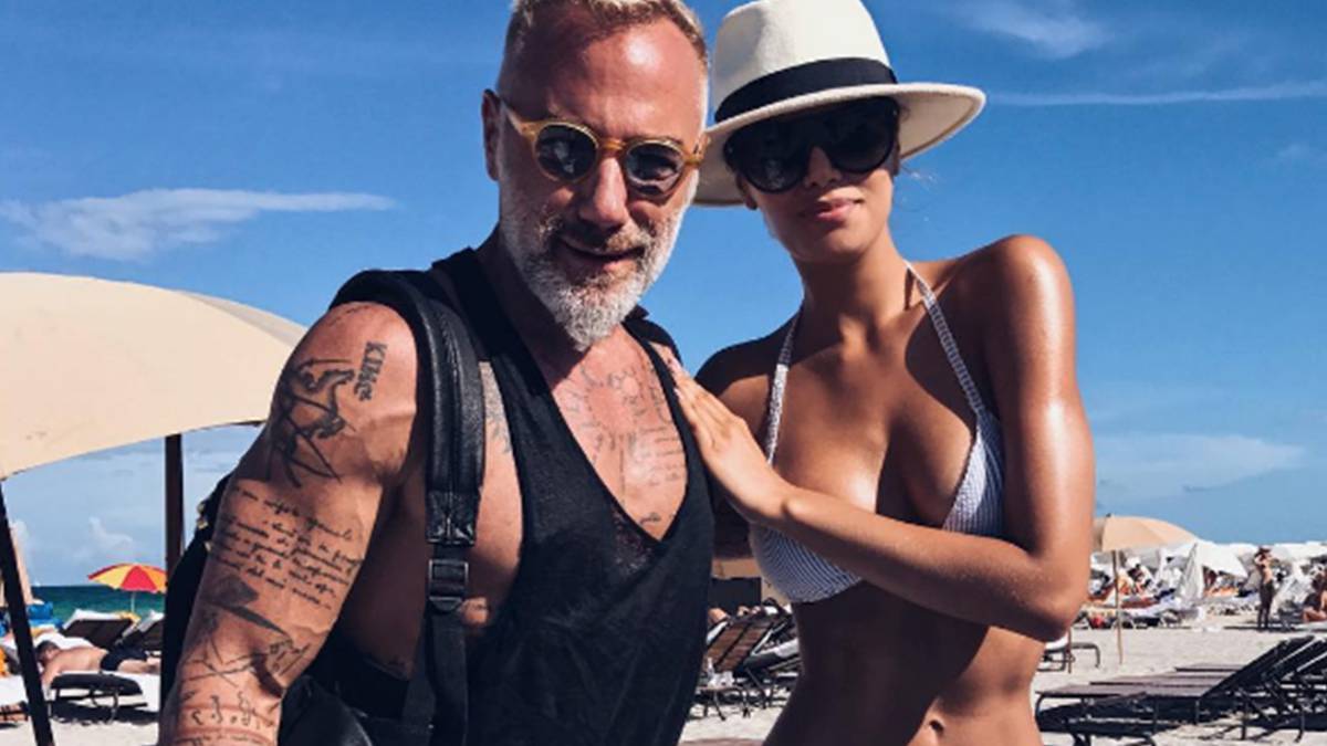 Gianluca Vacchi junto a la modelo colombiana Ariadna Gutiérrez en una playa de Miami.
