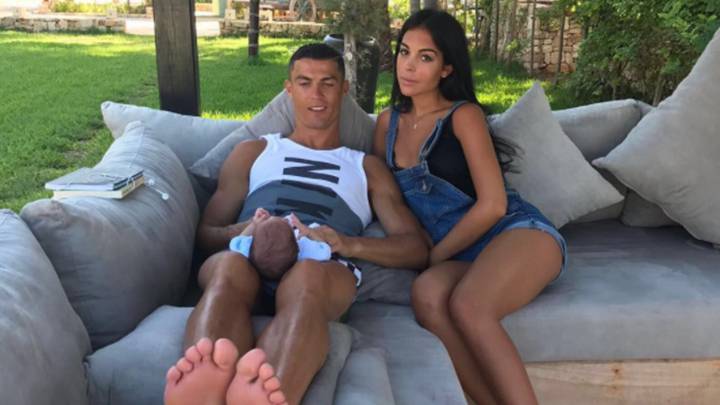 Cristiano Ronaldo con Georgina Rodríguez y uno de sus mellizos en sus vacaciones en Ibiza. Foto Instagram @cristiano