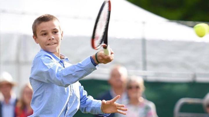 Romeo Beckham juega un partido de tenis en la Rafael Nadal Academy.
