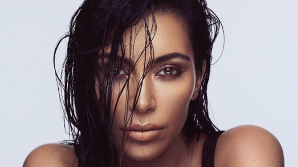 Kim Kardashian posando de frente. Foto Instagram @kimkardashian