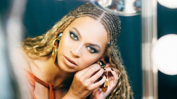 Beyoncé poniendose un pendiente frente al espejo. Foto Instagram @beyonce