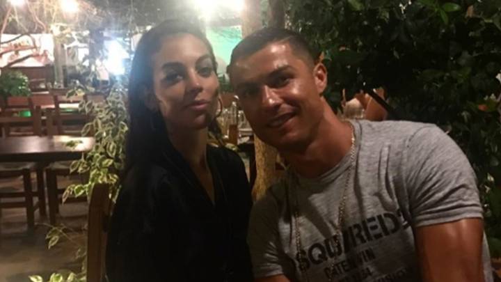 Cristiano Ronaldo juntoa Georgina Rodríguez en una foto de Instagram.
