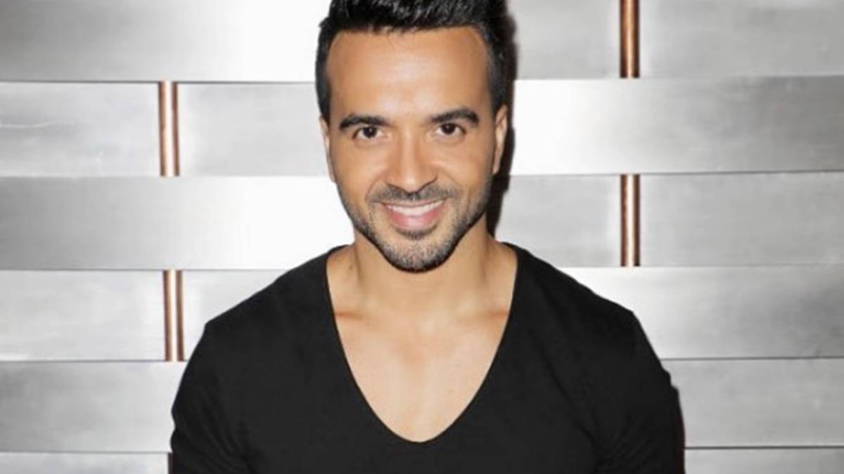 Luis Fonsi sobre una pared de metal en una fotografía subida a Instagram.