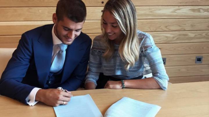 Álvaro Morata firmando su contrato con el Chelsea con su mujer, Alice Campello. Foto Instagram @alicecampello