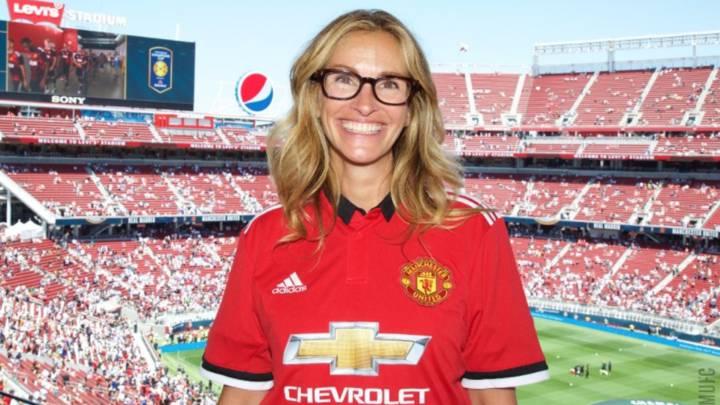 Julia Roberts con la camiseta del Manchester United antes del partido de pretemporada entre los Red Evils y el Real Madrid en el estadio de Santa Clara. Foto Twitter @ManUtd