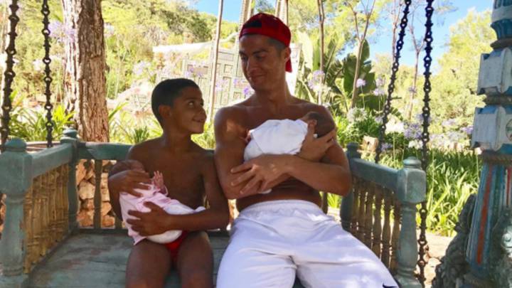 Cristiano Ronaldo con su hijo Cristiano Junior y sus mellizos Eva y Mateo durante sus vacaciones de verano 2017 en Ibiza. Foto Instagram @cristiano