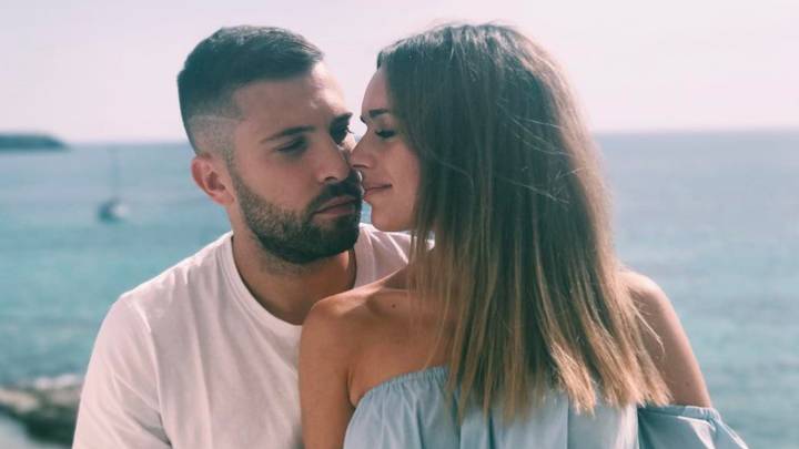 Jordi Alba y su pareja, Romarey Ventura, durante sus vacaciones de verano 2017. Foto Instagram @romarey_ventura