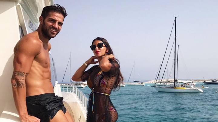 Cesc Fábregas con Daniella Seeman en un barco durante sus vacaciones de verano 2017. Foto Instagram @cescf4bregas