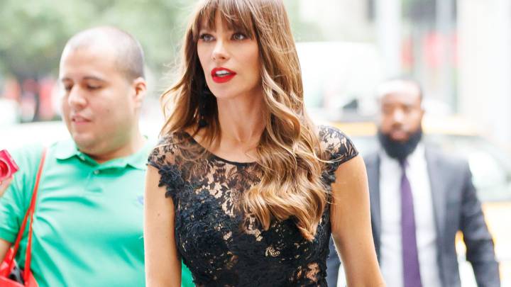 Sofía Vergara pasea por las calles de Nueva York con un vestido negro.