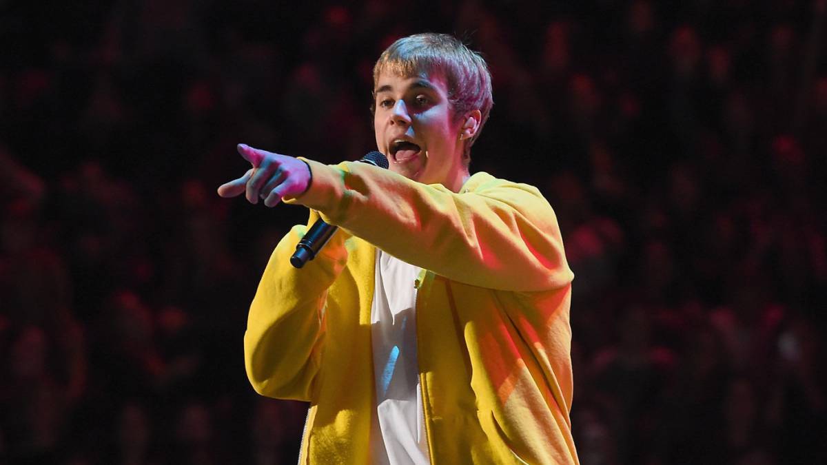 Justin Bieber con sudadera amarilla durante un concierto en el Madison Square Garden de Nueva York.