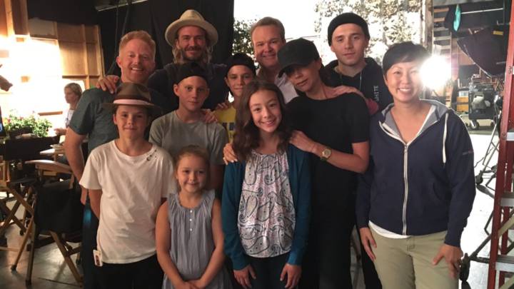 Los Beckham en el set de rodaje de Modern Family. Foto Twitter