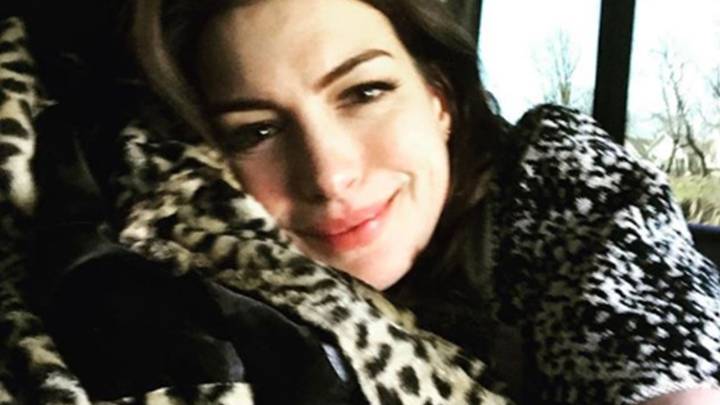 Anne Hathaway en un coche en una fotografía de Instagram.